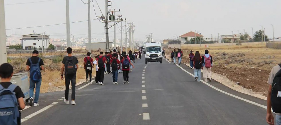 Okullarına ulaşmak isteyen öğrenciler kilometrelerce yürüyor