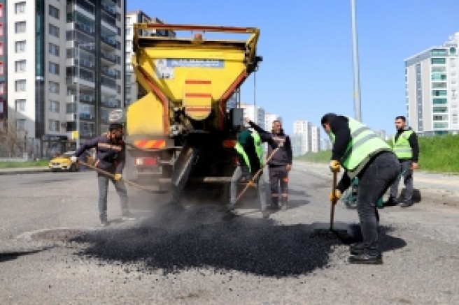 OLUSUZ HAVA KOŞULLARININ VERDİĞİ ZARARLAR GİDERİLİYOR: DİYARBAKIR’DA YOL SEFERBERLİĞİ