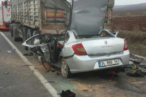 PARK HALİNDEKİ  TIR’A ÇARPTI: 4 ÖLÜ