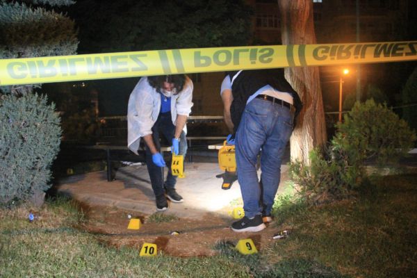 PARKTA OTURURKEN SİLAHLI SALDIRIYA  UĞRAYAN ŞAHIS HAYATINI KAYBETTİ