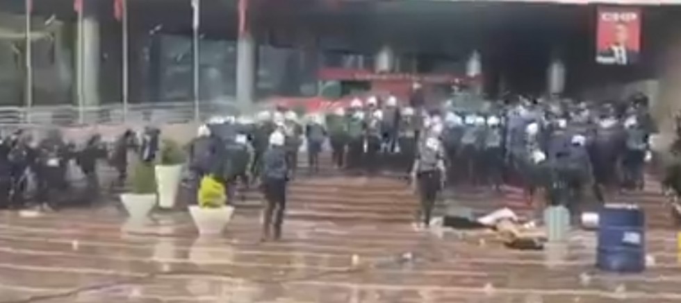 Polis CHP Genel Merkezi’ne girdi
