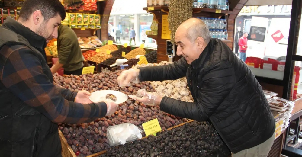 Ramazan öncesi hurma tezgahlarında hareketlilik başladı