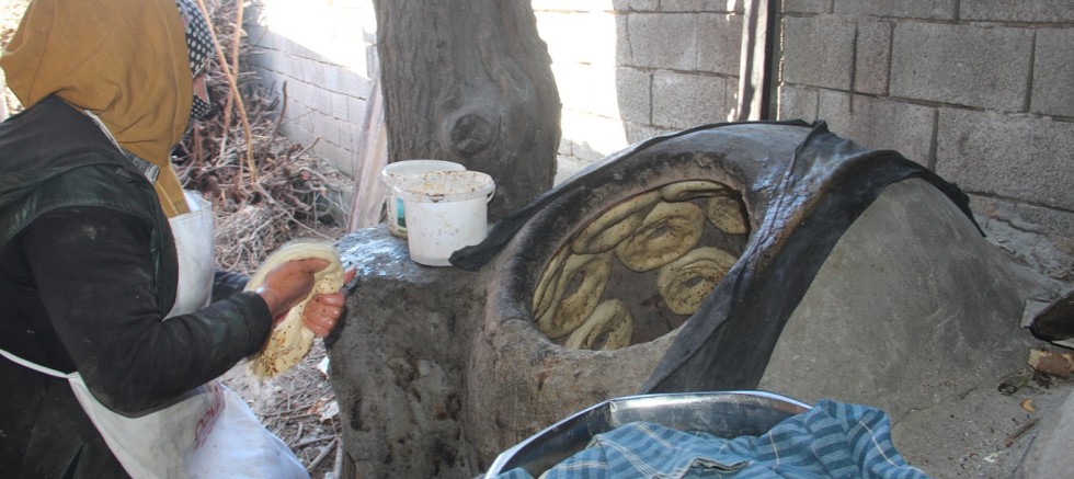 Ramazanda tandır mesaisinde kadınlar hem çalışıyor hem evine destek oluyor