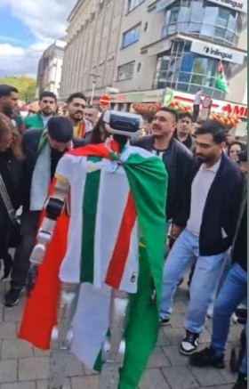 Robotlar Halay Çektiler