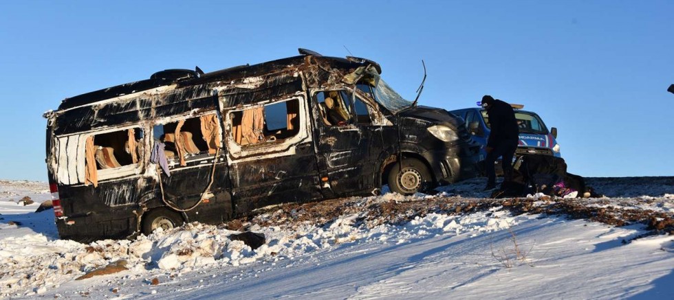 Şanlıurfa'da sporcu öğrencilerin içerisinde bulunduğu minibüs devrildi: 11 yaralı