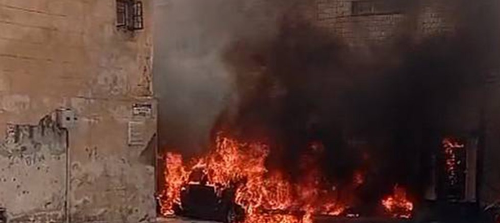 Şanlıurfa’da trafo patladı: 3 araç küle döndü