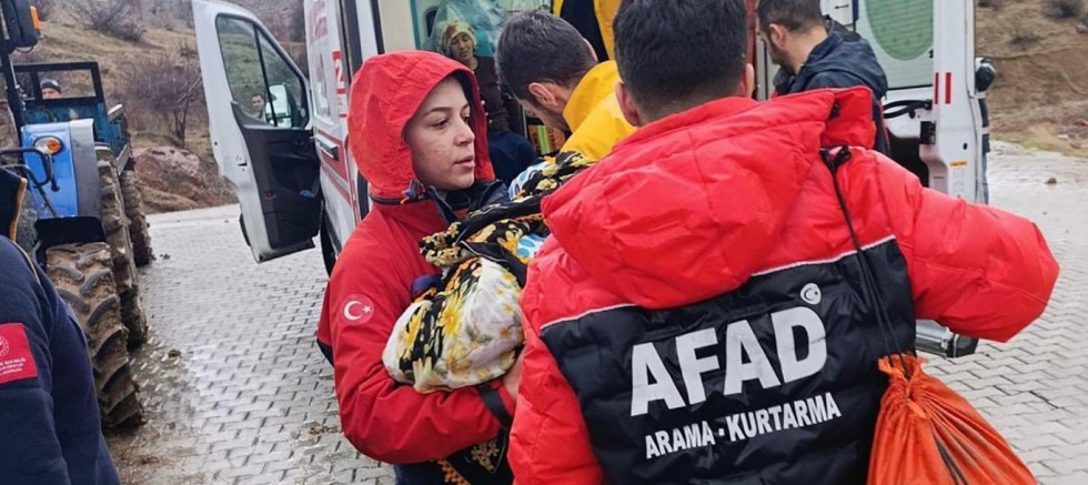 Sarı kodlu uyarı verilen illerde bin 995 kişi tahliye edildi