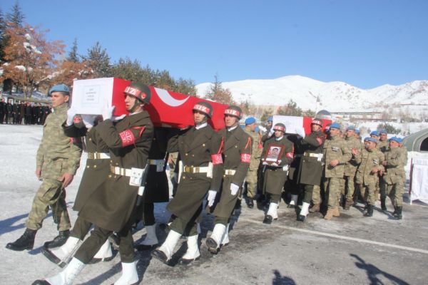 ŞEHİT OLAN ASKERLER  İÇİN TÖREN DÜZENLENDİ