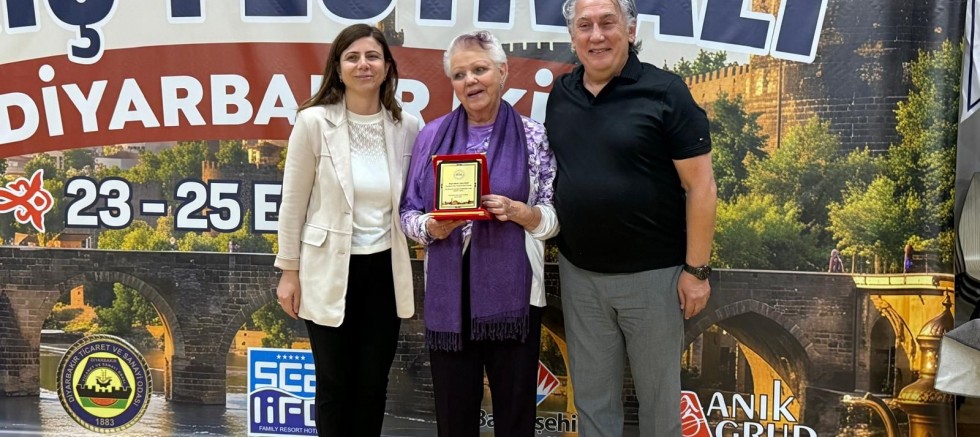 Serra Bucak, Briç Festivali’nde dereceye giren sporculara ödüllerini verdi