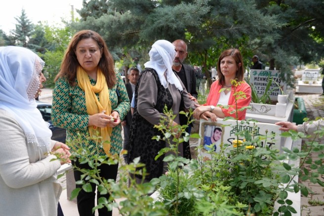 Serra Bucak’tan Yeniköy Mezarlığı’na Bayram Ziyareti