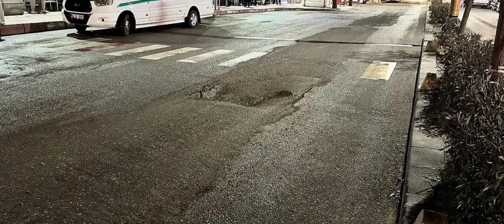 Siirt'te hastane önündeki yol yeniden çöktü