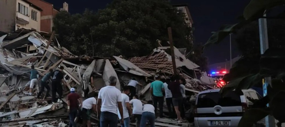 Sındırgı'da deprem sonrası sağanak yağış etkili oluyor