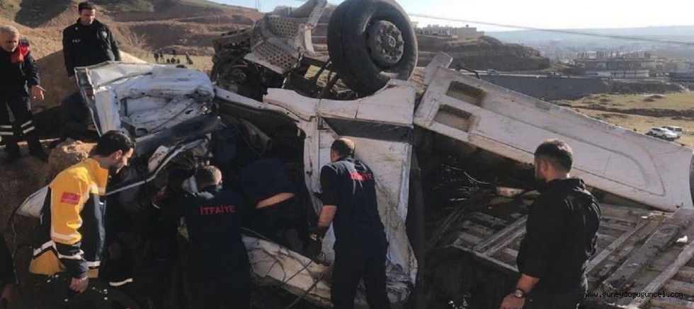 Şırnak Cizre arası karayolunda virajı alamayan kömür yüklü tır şarampole yuvarlandı: 1 ölü