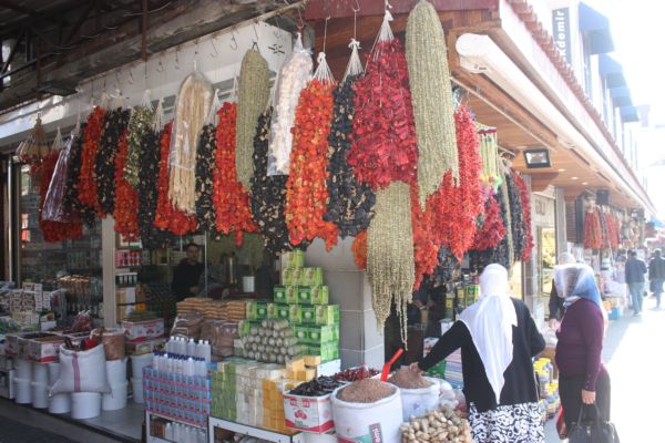 SOĞUK HAVALAR YÜZÜNÜ GÖSTERDİ VATANDAŞLAR AKTARLARA KOŞTU