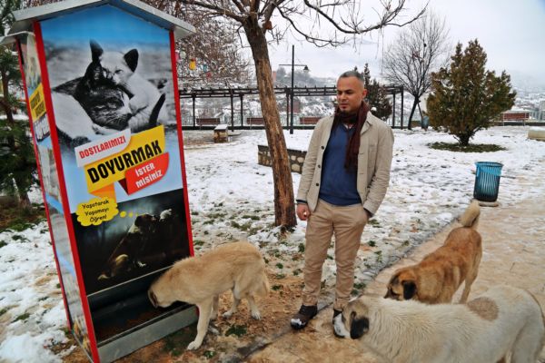 SOKAK HAYVANLARI  İÇİN MAMAMATİK YAPTI