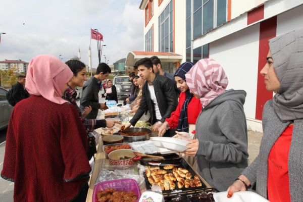 SOKAK HAYVANLARI YARARINA KERMES DÜZENLENDİ