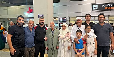 17 Yıllık Bekleyiş Sonunda Kutsal Yolculuk: Mahfuz ve Hanife Karakaş Hac Vazifesini Yerine Getirdi
