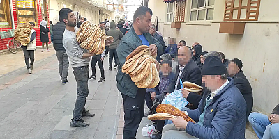 30 yıldır aynı yerde 'Askıda Ekmek' geleneğini sürdürüyor