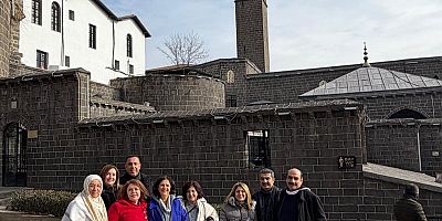 40 Yıl Sonra Aynı Sıralarda: Diyarbakır’da Duygusal Mezunlar Buluşması