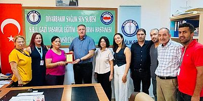 45 Yıllık Hemşirelik Emeğine Anlamlı Plaket