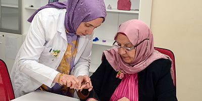 82 Yaşında Kursiyer Azmiyle İlham Oldu: “Burada Sadece İş Değil, Mutluluk Paylaşıyoruz”