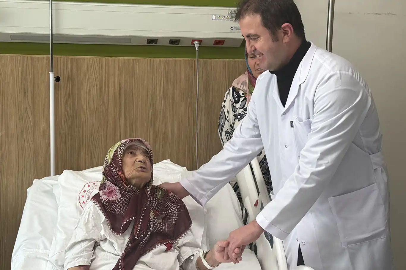 87 yaşındaki hastadan 4,5 kiloluk tümör alındı