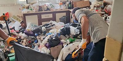 Adana'da atık biriktiren şahsın evinden 20 ton çöp çıkarıldı