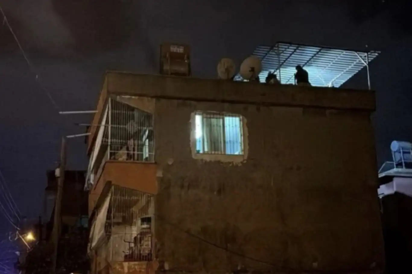 Adana’da bir binanın damında torpil patlaması: 1 ölü, 1 yaralı