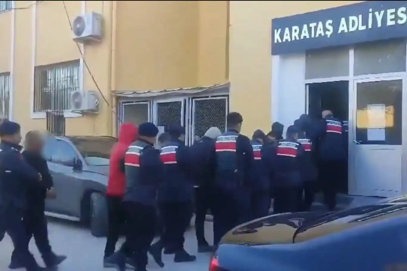 Adana'da silah kaçakçılığı operasyonu: 17 şüpheli yakalandı
