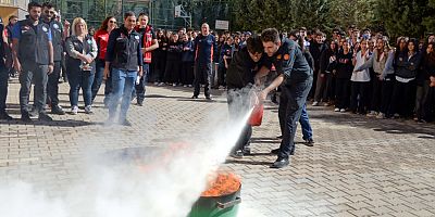 Afet Risklerinin Azaltılması Günü’nde öğrencilere uygulamalı eğitim