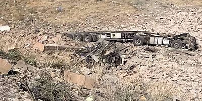 Ağrı'da tır şarampole yuvarlandı: 2 ölü