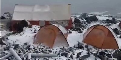 Ağrı Dağı’nda ağustos sürprizi, dağcılar kar ve tipi altında zirveye ilerliyor