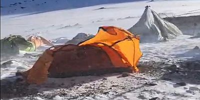 Ağrı Dağı’nda fırtına geçit vermedi dağcı grubu mahsur kalmaktan son anda kurtuldu