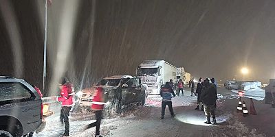 Ağrı-İran kara yolu ulaşıma kapandı, ekipler gece boyunca çalıştı