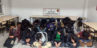 Ağrı'nın Doğubayazıt ilçesinde göçmenler tıra bindirilmeye çalışırlarken yakalandı