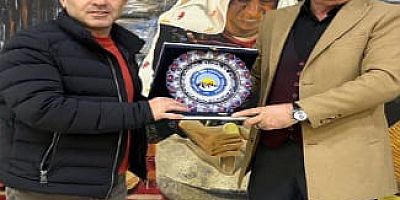 AKAR’A PLAKET  