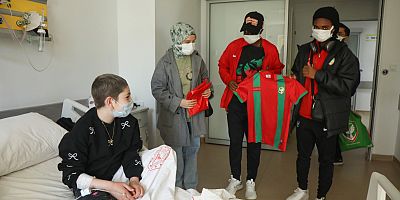 Amedspor Kadın futbol Takımı  hastanede yatan çocuklara Moral Ziyareti düzenledi 