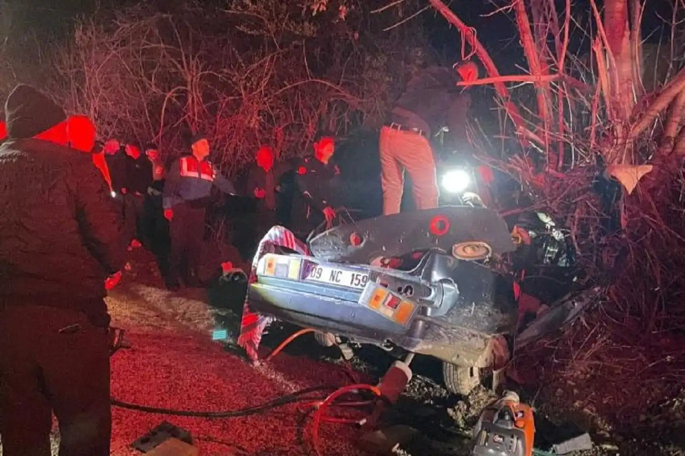 Antalya’da feci kaza: Ağaca çarpan araçta 2 kişi hayatını kaybetti