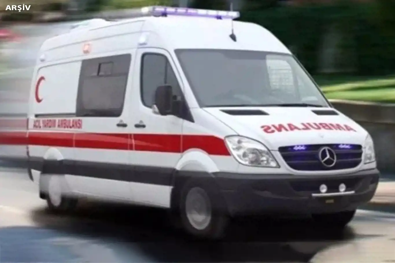 Antalya'da minibüs ile otomobille çarpıştı: 12 yaralı