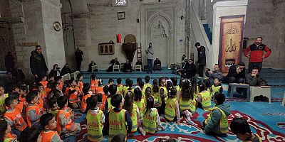 Asırlık camide yaşlılara anlamlı ziyaret