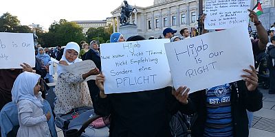 Avusturya'da başörtüsü yasağı protestosu