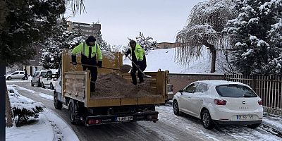Bağlar Belediyesi ekipleri kar küreme ve tuzlama çalışmalarıyla ulaşımı sağlıyor