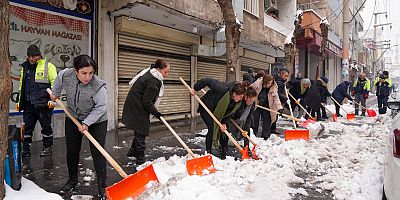 Bağlar Belediyesi’nden Kar Mesaisinde “Dayanışma” Vurgusu