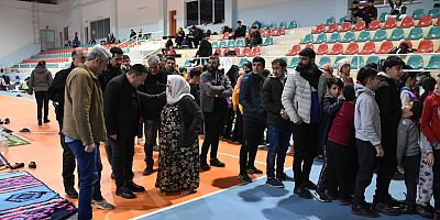 BAĞLAR BELEDİYESİ’NİN SPOR VE SOSYAL TESİSLERİ DEPREM MAĞDURLARININ BARINMA ALANI OLDU