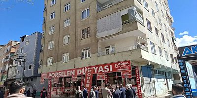 Bağlar'da Binanın sallandığı iddiası apartman sakinlerini sokağa döktü