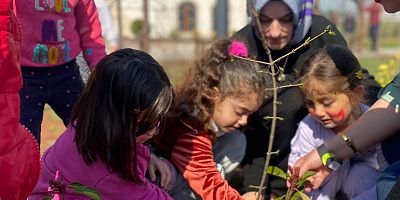 BAĞLAR’DA GELECEĞİN UMUDU ÇOCUKLAR AYDINLIK YARINLAR İÇİN FİDAN DİKTİ