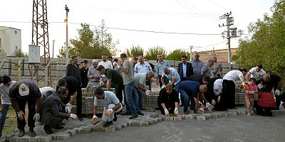 Bağlar’da köy yolları imece usulüyle yapılıyor