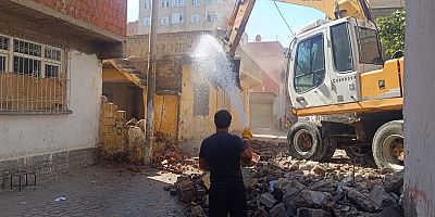 Bağlar’da Metruk Yapıların Yıkımı Sürüyor