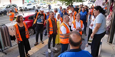 Bağlar’da sokaklar kolektif emekle temizleniyor