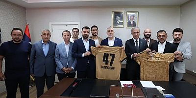 Bakan Vedat Işıkhan'a Mardinspor Forması hediye edildi